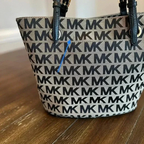 Michael Kors tote + pouch/wristlet - Picture 12 of 16